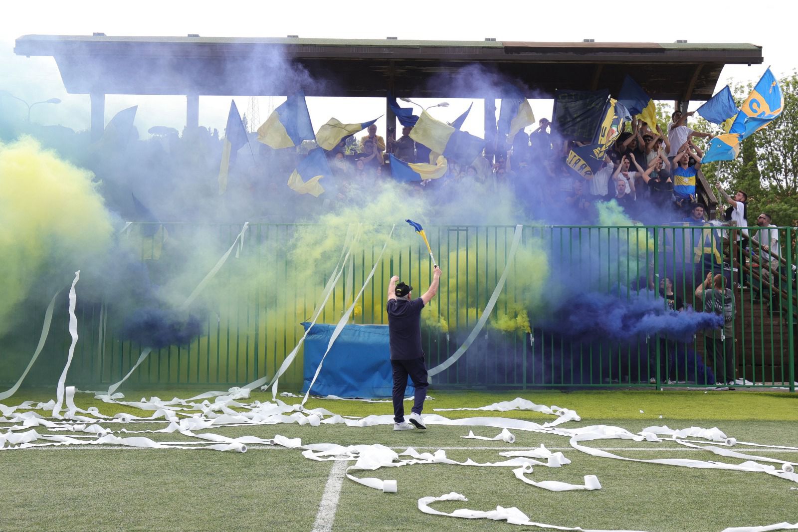 Tifosi del Capraia Football Club in festa sugli spalti