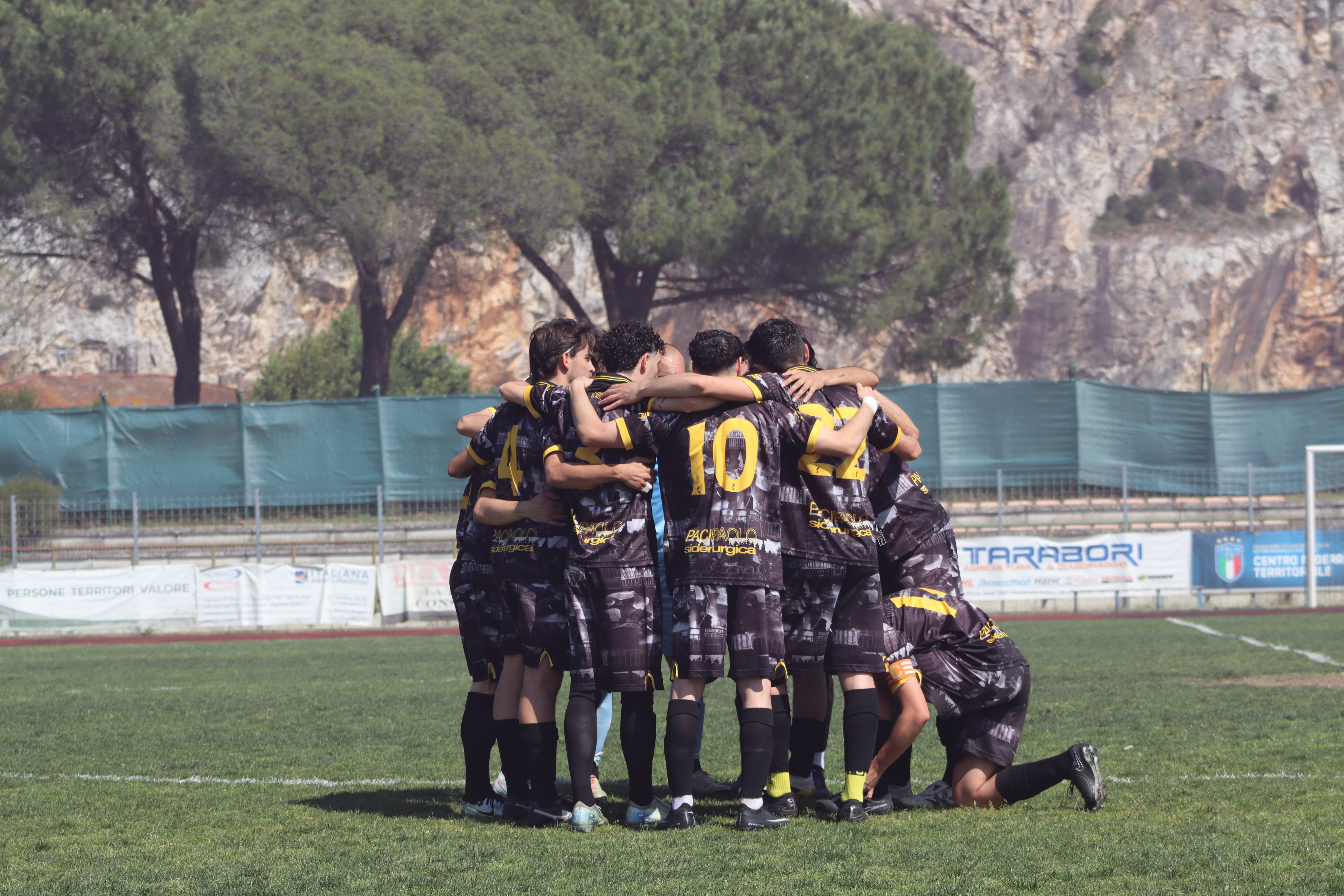 Giocatori del Capraia Football Club riuniti in campo