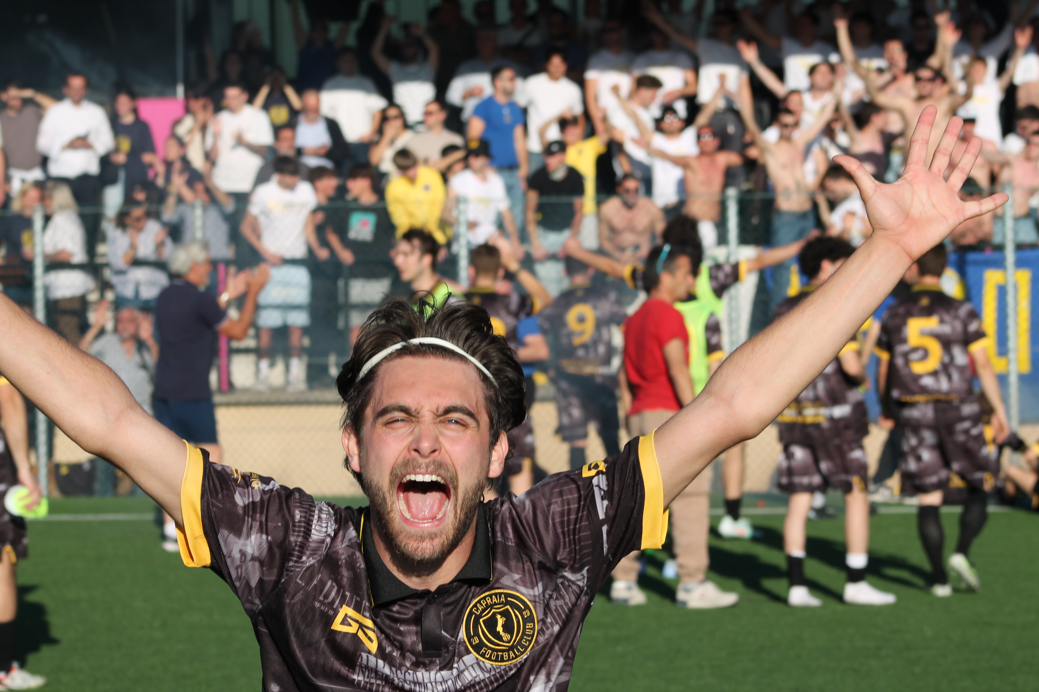 Un giocatore del Capraia Football Club esulta davanti ai tifosi