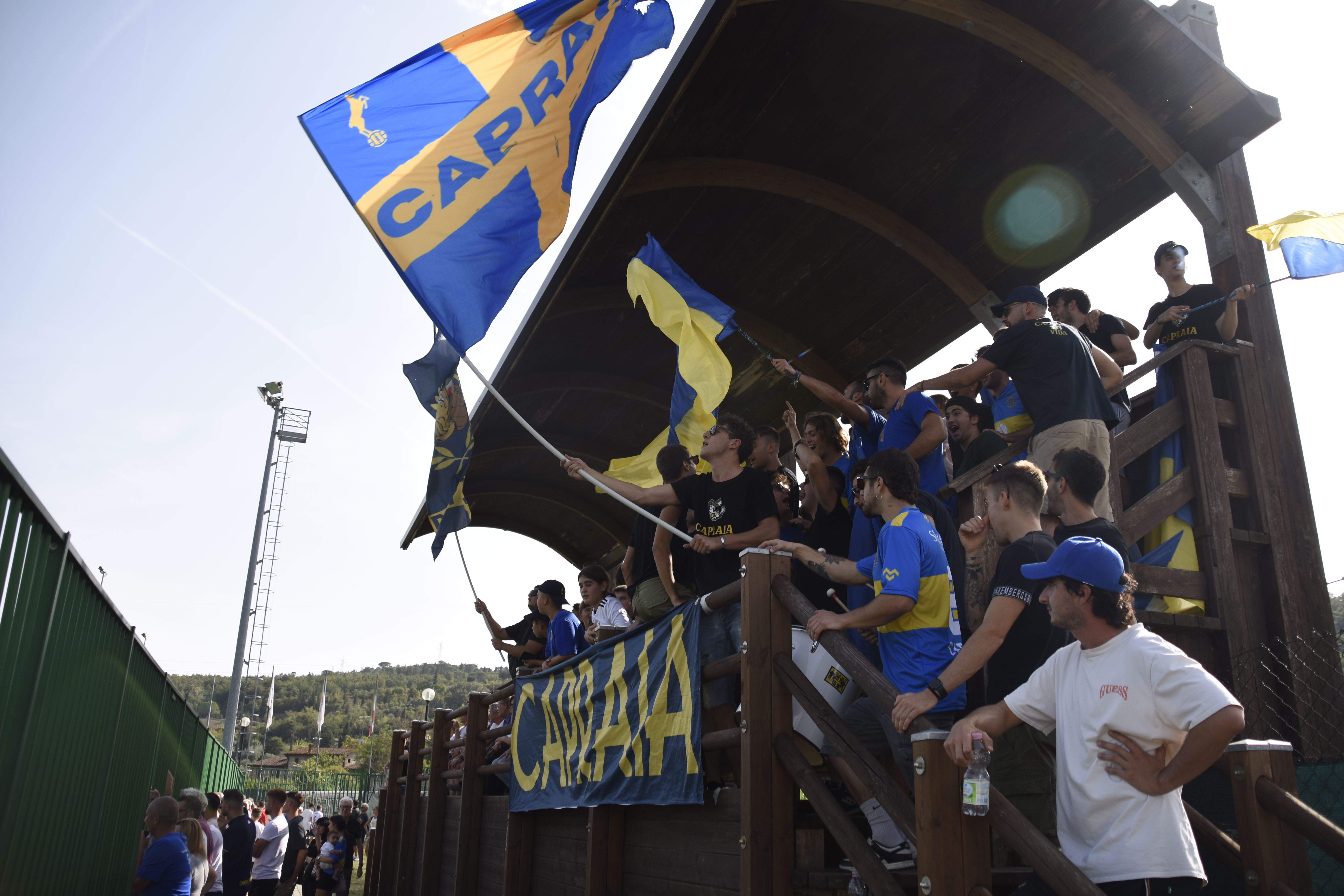 Tifosi del Capraia Football Club con bandiere gialloblù