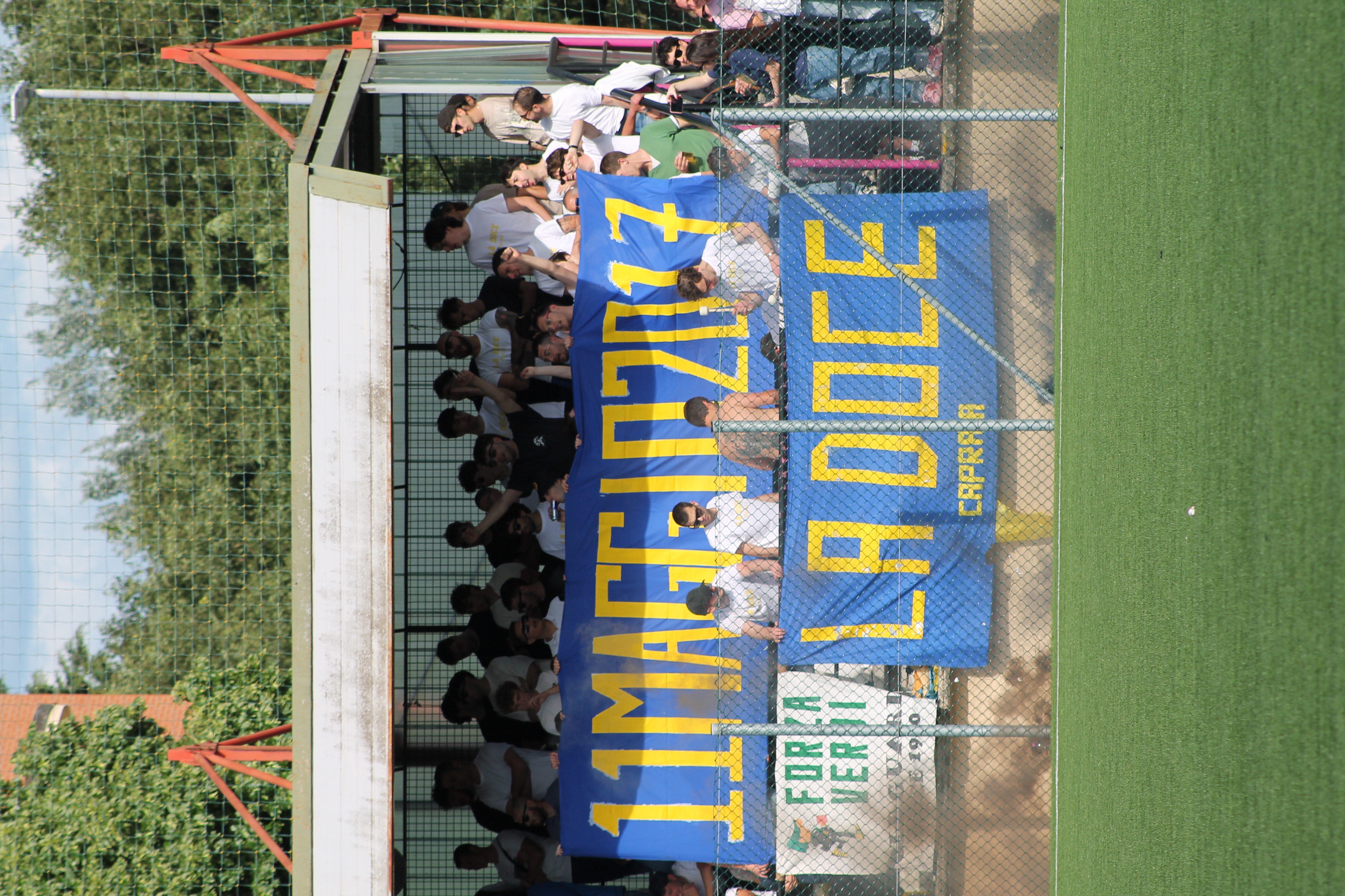 Tifosi del Capraia Football Club sugli spalti