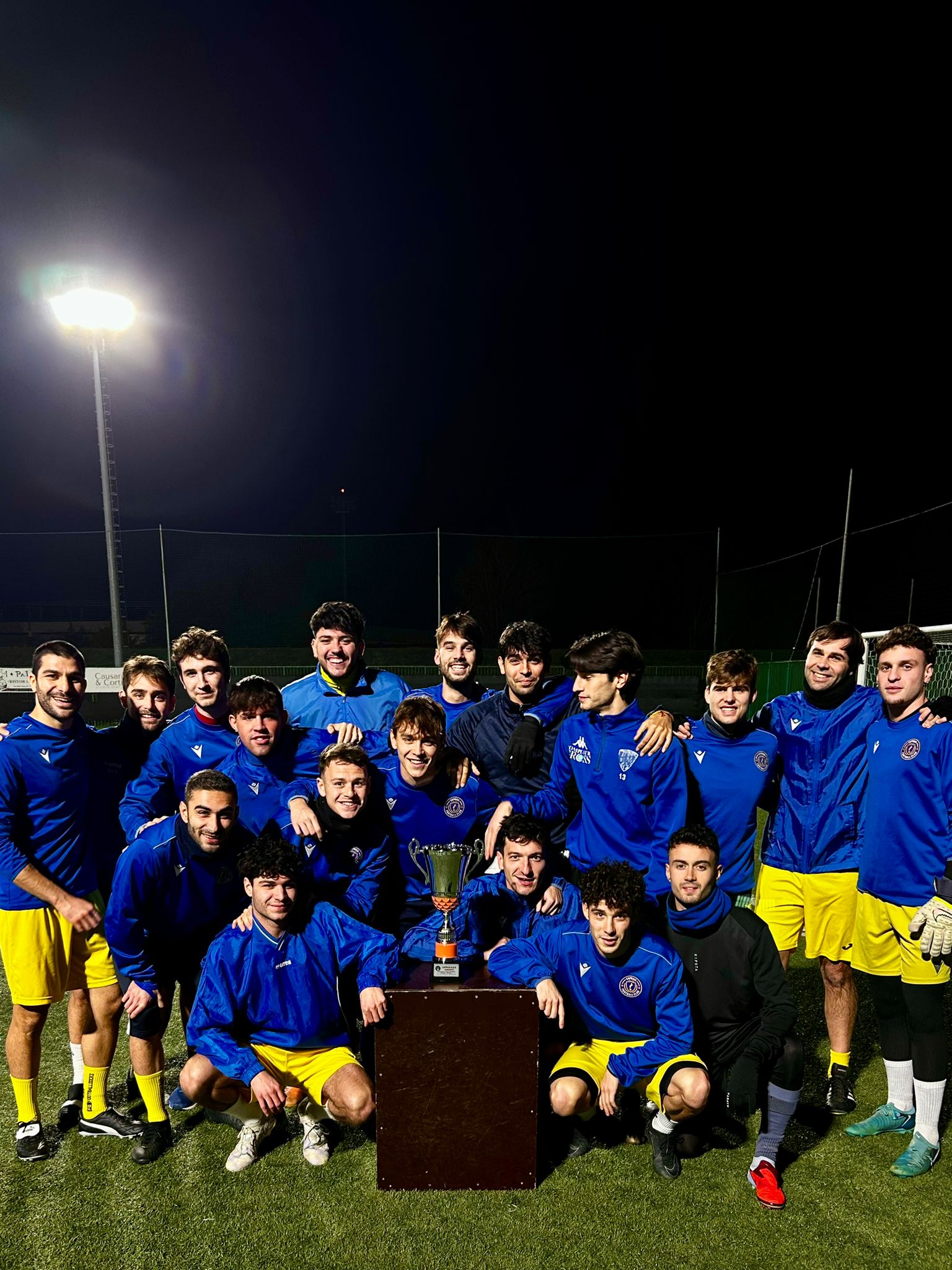 La squadra del Capraia Football Club con un trofeo